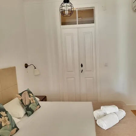 Alfama Services Apartman *